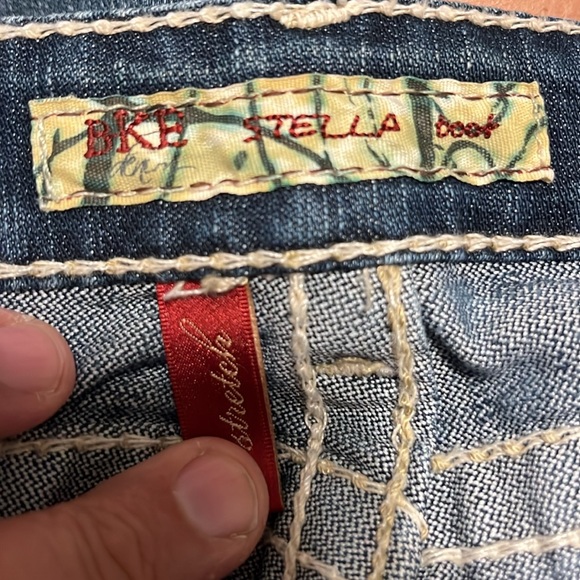 BKE Stella Women’s Low Rise Bootcut Distressed Jeans Blue Ornate Pockets 26x33 - Picture 9 of 10